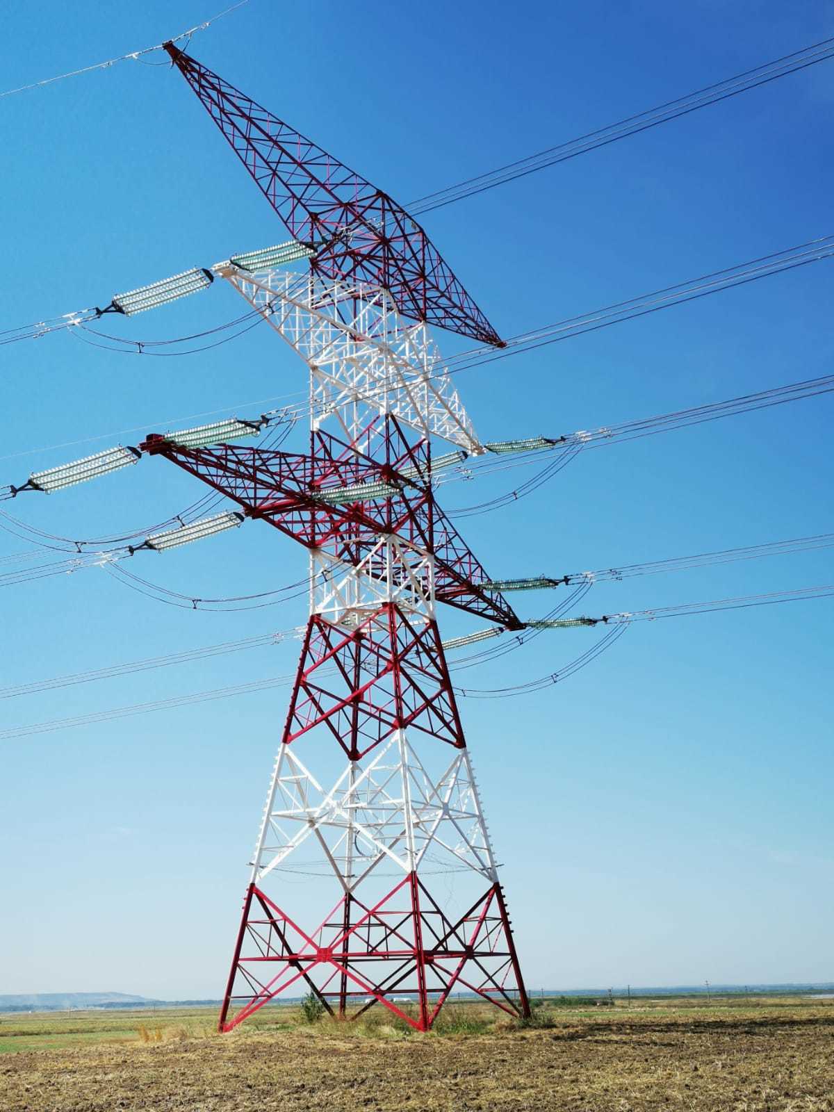 Prahova: Peste 16.000 de consumatori, fără alimentare cu electricitate în urma unei furtuni