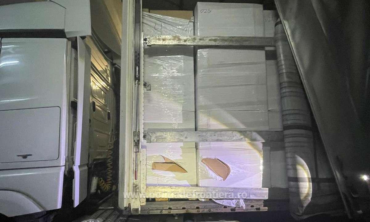 Ţigări în valoare de aproape 6 milioane de lei, găsite de poliţiştii de frontieră de la Giurgiu, în mai multe mijloace de transport