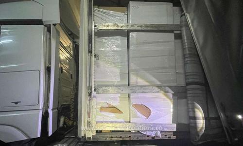 Ţigări în valoare de aproape 6 milioane de lei, găsite de poliţiştii de frontieră de la Giurgiu, în mai multe mijloace de transport