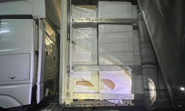 Ţigări în valoare de aproape 6 milioane de lei, găsite de poliţiştii de frontieră de la Giurgiu, în mai multe mijloace de transport