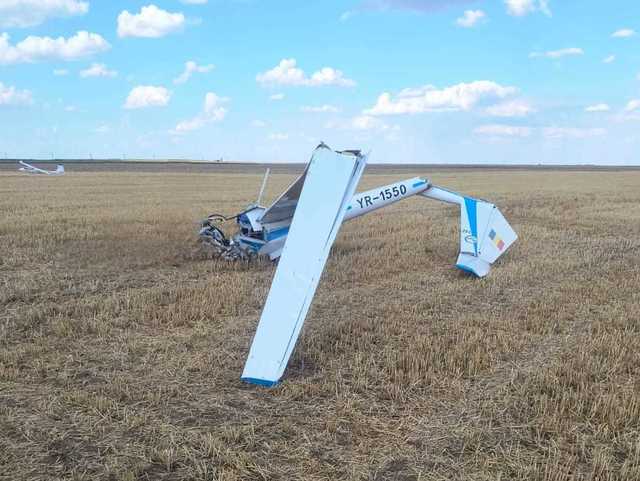 UPDATE – Planor prăbuşit pe un câmp din judeţul Olt/ Pilotul, găsit încarcerat, a fost declarat mort/ Este vorba despre un tânăr de 24 de ani – FOTO, VIDEO