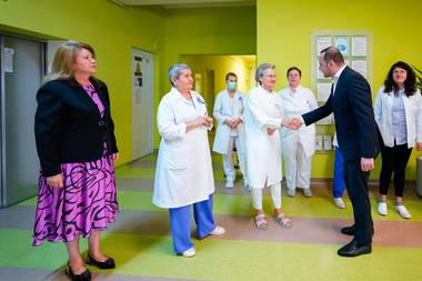 Ministrul Sănătăţii: Le-am cerut din nou colegilor medici să înţeleagă: respectul pentru pacient, demnitatea şi atitudinea sunt prioritare pentru mine. Pacienţii nu mai au timp să aştepte promisiuni repetate