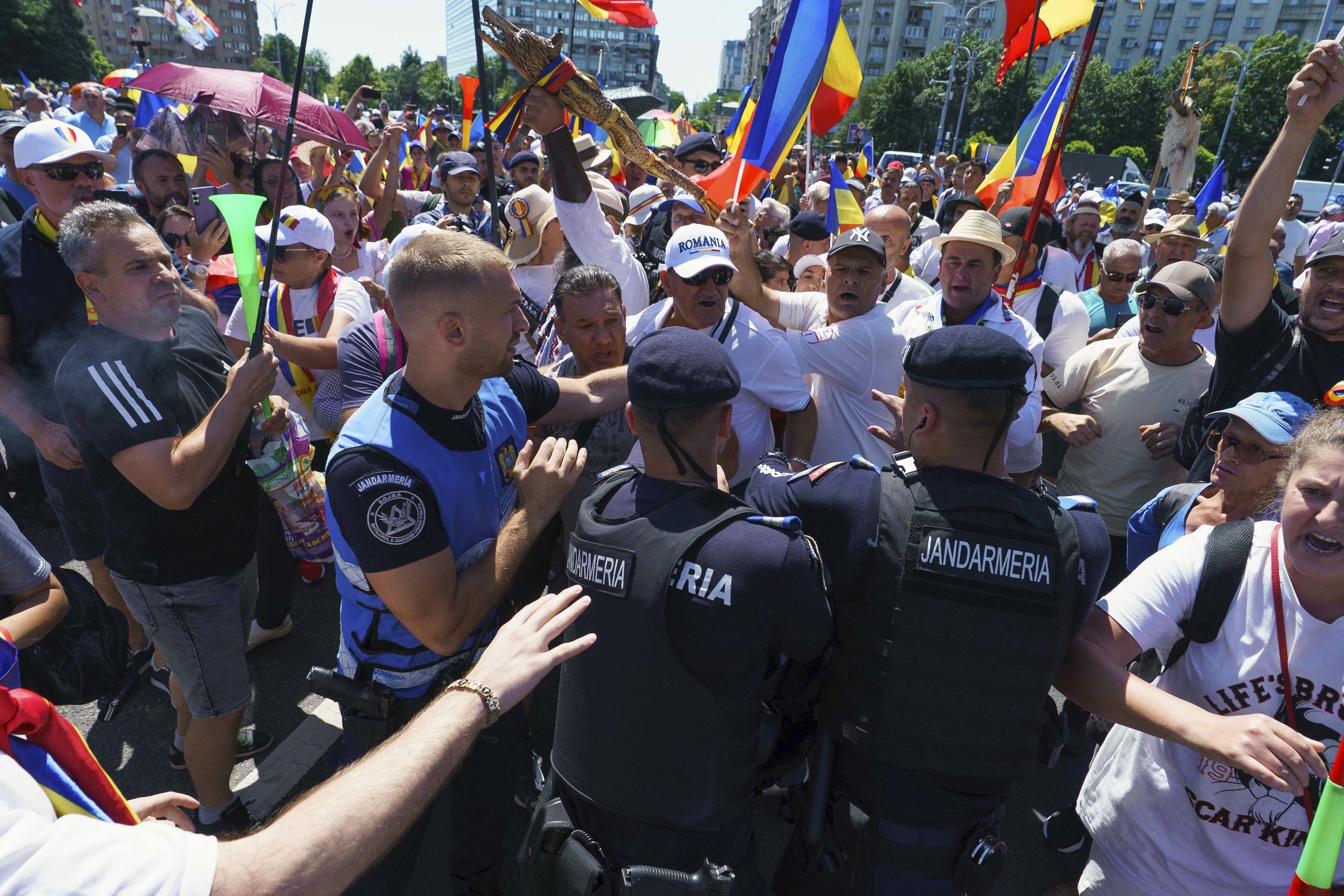 UPDATE - Protest anti-guvernamental în Piaţa Victoriei, la care participă sute de oameni/ Ei scandează lozinci pro-Călin Georgescu/ Au existat îmbrânceli cu jandarmii, un bărbat a venit cu o maşină plină cu saci de cartofi, altul find prins cu un cuţit - 