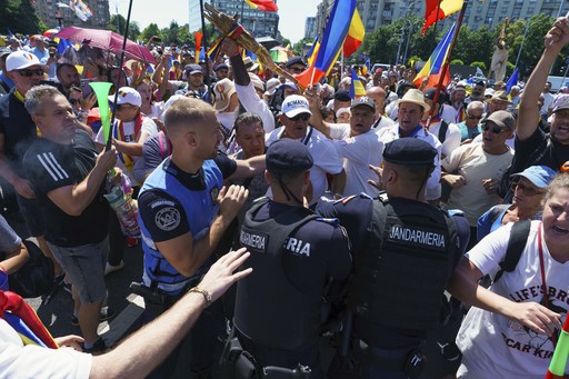 UPDATE - Protest anti-guvernamental cu sute de oameni, în Piaţa Victoriei/ Scandează lozinci pro-Călin Georgescu/ Patru jandarmi, agresaţi/  Două persoane, la audieri - FOTO