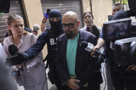 UPDATE - Popescu Piedone: Nu ascund că proprietarul hotelului e prietenul meu de ani de zile. E şi el un personaj public. Nu am avut niciun schimb de informaţii/ Nu am făcut trafic de influenţă, nu am luat un leu, mi-am făcut datoria. Că am deranjat, da