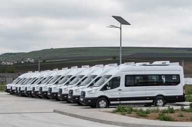 Iaşi: 26 de microbuze electrice, repartizate unor şcoli din mediul rural/ Şeful CJ Iaşi: Fără fondurile europene, copiii ar fi mers, poate, pe jos la şcoală sau ar fi învăţat în condiţii pe care niciun părinte nu şi le-ar dori pentru copilul său