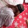 Clip video cu o femeie din judeţul Sibiu care îşi supune fiica unui aşa-numit procedeu de exorcizare, intens distribuit online / Copila plânge, în timp ce femeia rosteşte rugăciuni / Protecţia Copilului şi Poliţia fac anchete - VIDEO