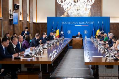 Guvernul a aprobat acordarea anuală a burselor pentru studii universitare complete şi parţiale de licenţă, de masterat şi de doctorat, precum şi pentru stagii de cercetare în străinătate