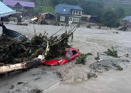 Raed Arafat: 22 de persoane izolate într-o pensiune din judeţul Suceava vor fi evacuate pe rând, cu elicopterul. Alţi aproximativ 20-30 de oameni blocaţi în case din cauza apelor vor fi ridicaţi cu troliul