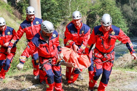 Salvamontiştii consideră „profund nedreaptă” reducerea sporurilor pentru condiţii vătămătoare/ Salvamont România: Salvatorii montani îşi pun în pericol propria viaţă şi sănătate fără ezitare, din pură vocaţie pentru a salva alţi oameni