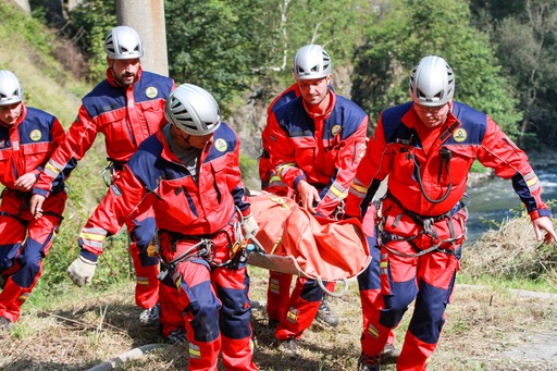Salvamontiştii consideră „profund nedreaptă” reducerea sporurilor pentru condiţii vătămătoare/ Salvamont România: Salvatorii montani îşi pun în pericol propria viaţă şi sănătate fără ezitare, din pură vocaţie pentru a salva alţi oameni