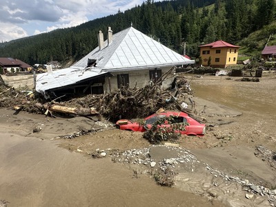 Prefectura Suceava: Numărul estimat al persoanelor afectate în urma inundaţiilor depăşeşte 2.500/ Au fost confirmate 3 decese/ În prezent, nu mai există persoane dispărute/ Se analizează posibilitatea evacuării preventive a unor zone