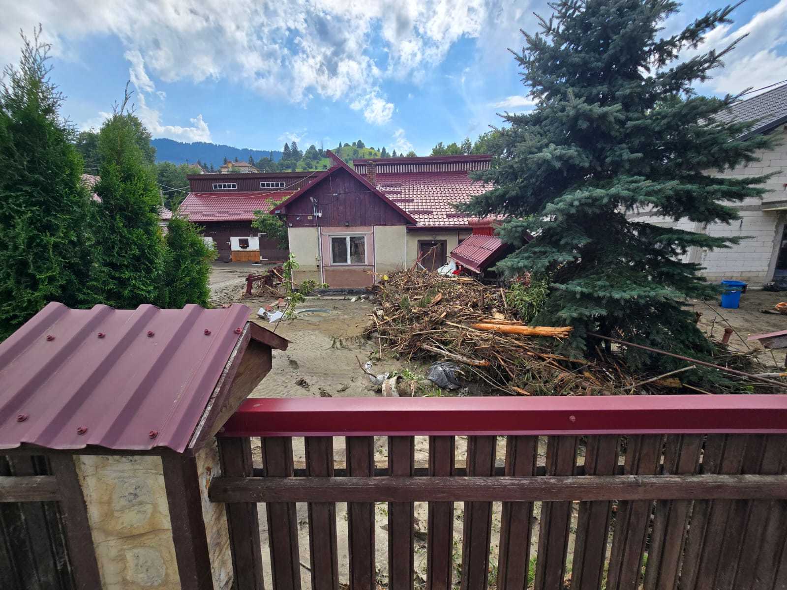 Bilanţul intervenţiilor în urma inundaţiilor din Suceava: 120 de persoane salvate prin troliere, de către echipajele aeriene, şi 85 de persoane salvate de forţele terestre