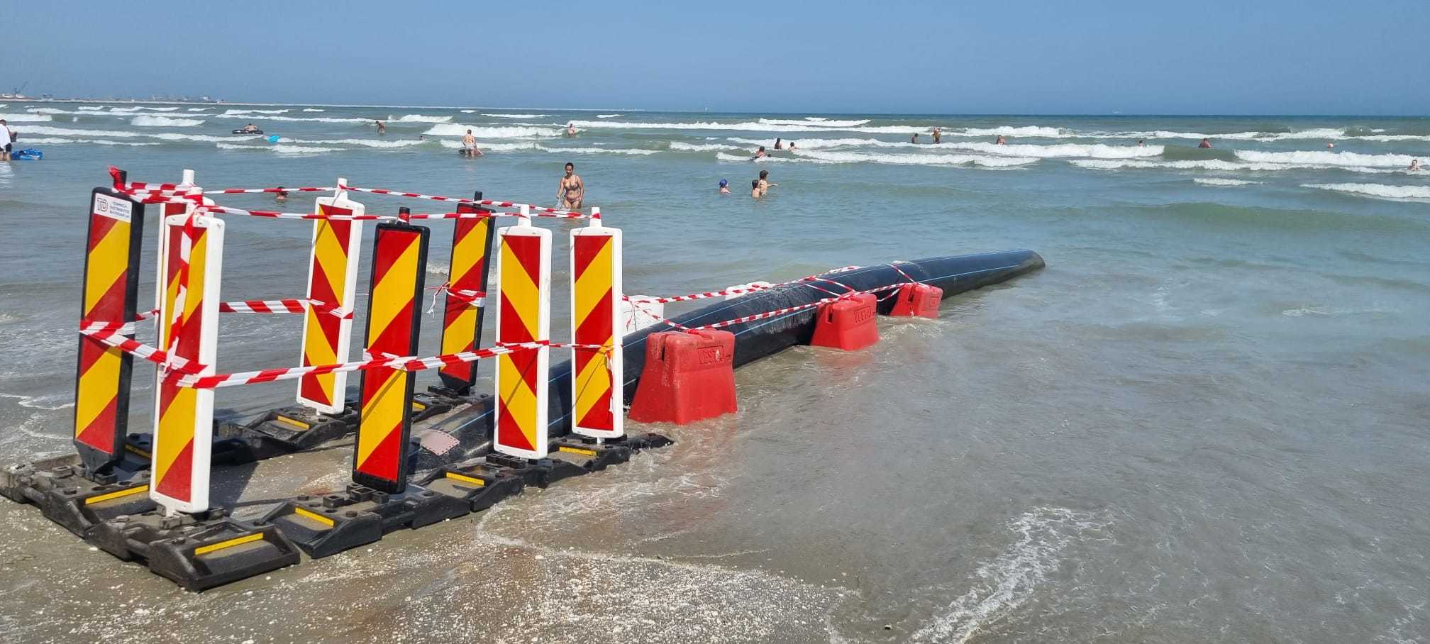 Primăria Năvodari, amendată cu 30.000 de lei de Garda de Mediu deoarece o ţeavă deversează ape pluviale în mare / Amenzi pe litoral şi pentru absenţa perdelelor de protecţie în zona şantierelor şi pentru deşeuri abandonate în zonele turistice - FOTO