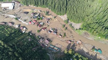 Prefectura Suceava solicită ajutor pentru oamenii afectaţi de inundaţii – Este nevoie de alimente neperisabile şi apă potabilă, îmbrăcăminte, pături, dar şi de lopeţi, generatoare, saci de nisip şi combustibil / Solicitare de voluntari care pot ajuta
