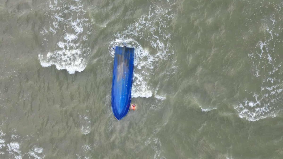 Bărbatul care conducea ambarcaţiunea răsturnată în Golful Musura, accident soldat cu moartea a patru persoane, reţinut/ El ar fi permis îmbarcarea mai multor pasageri, a plecat din port fără a ţine cont de vremea rea şi a ieşit cu ambarcaţiunea pe mare