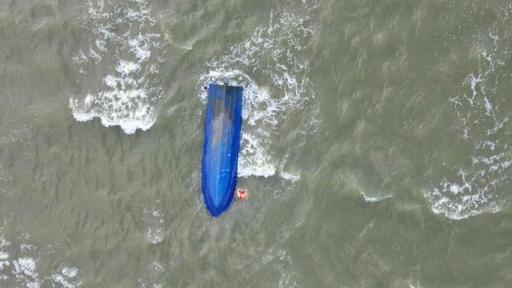 Bărbatul care conducea ambarcaţiunea răsturnată în Golful Musura, accident soldat cu moartea a patru persoane, reţinut/ El ar fi permis îmbarcarea mai multor pasageri, a plecat din port fără a ţine cont de vremea rea şi a ieşit cu ambarcaţiunea pe mare