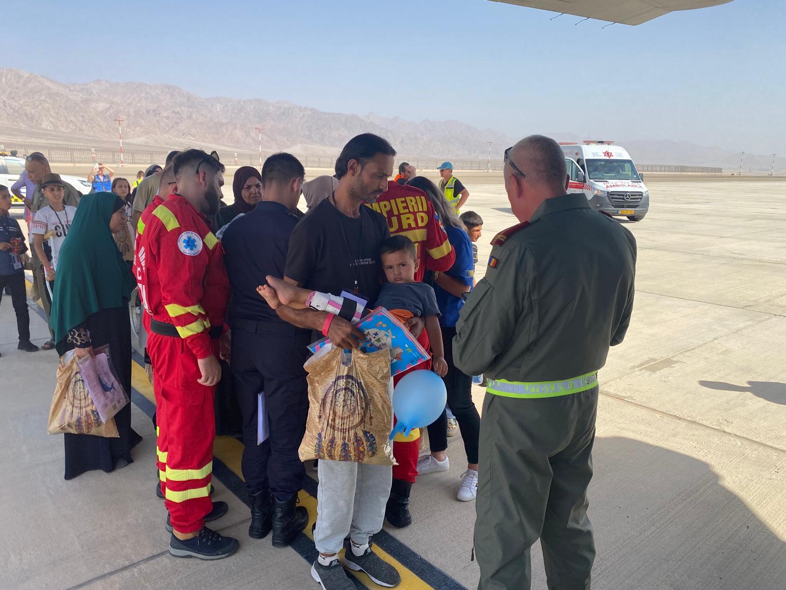 Doisprezece pacienţi copii şi 36 de rude ale acestora, evacuaţi din Israel cu un avion al Forţelor Aeriene Române