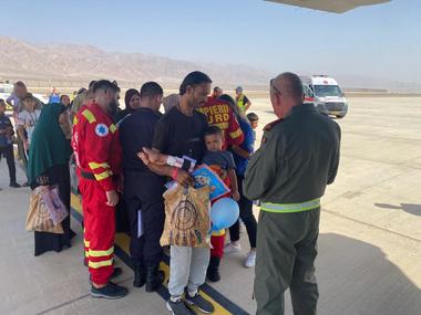 Doisprezece pacienţi copii şi 36 de rude ale acestora, evacuaţi din Israel cu un avion al Forţelor Aeriene Române