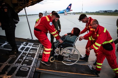 Doisprezece pacienţi copii şi 36 de rude ale acestora, evacuaţi din Israel cu un avion al Forţelor Aeriene Române - FOTO