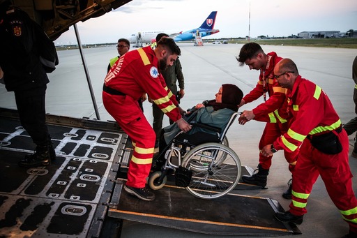 Doisprezece pacienţi copii şi 36 de rude ale acestora, evacuaţi din Israel cu un avion al Forţelor Aeriene Române - FOTO