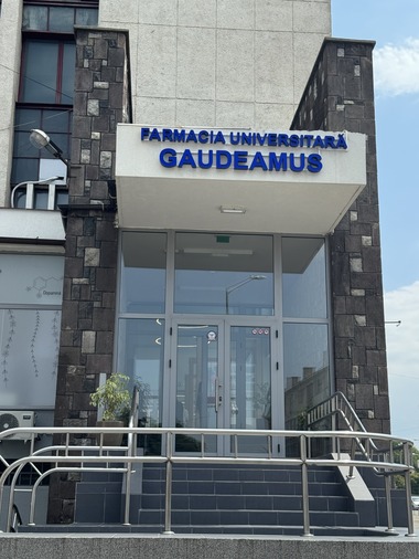 Târgu Mureş - Viceprimarul şi consilierii locali UDMR îi reproşează rectorului Universităţii de Medicină că farmacia universitară Gaudeamus, inaugurată recent, nu include limba maghiară ”nici măcar în cele mai mici detalii”