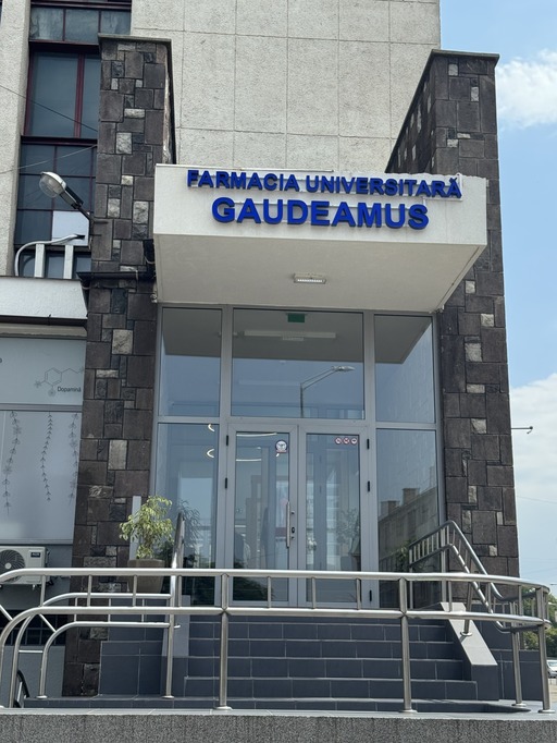 Târgu Mureş - Viceprimarul şi consilierii locali UDMR îi reproşează rectorului Universităţii de Medicină că farmacia universitară Gaudeamus, inaugurată recent, nu include limba maghiară ”nici măcar în cele mai mici detalii”