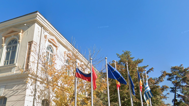 Steagul Federaţiei Ruse, arborat lângă cel al Ucrainei, într-o zonă centrală din municipiul Tulcea, lângă Muzeul de Artă / Ministerul de Externe cere Primăriei Tulcea înlăturarea sa: Este inacceptabil să arboreze steagul unei ţări agresoare