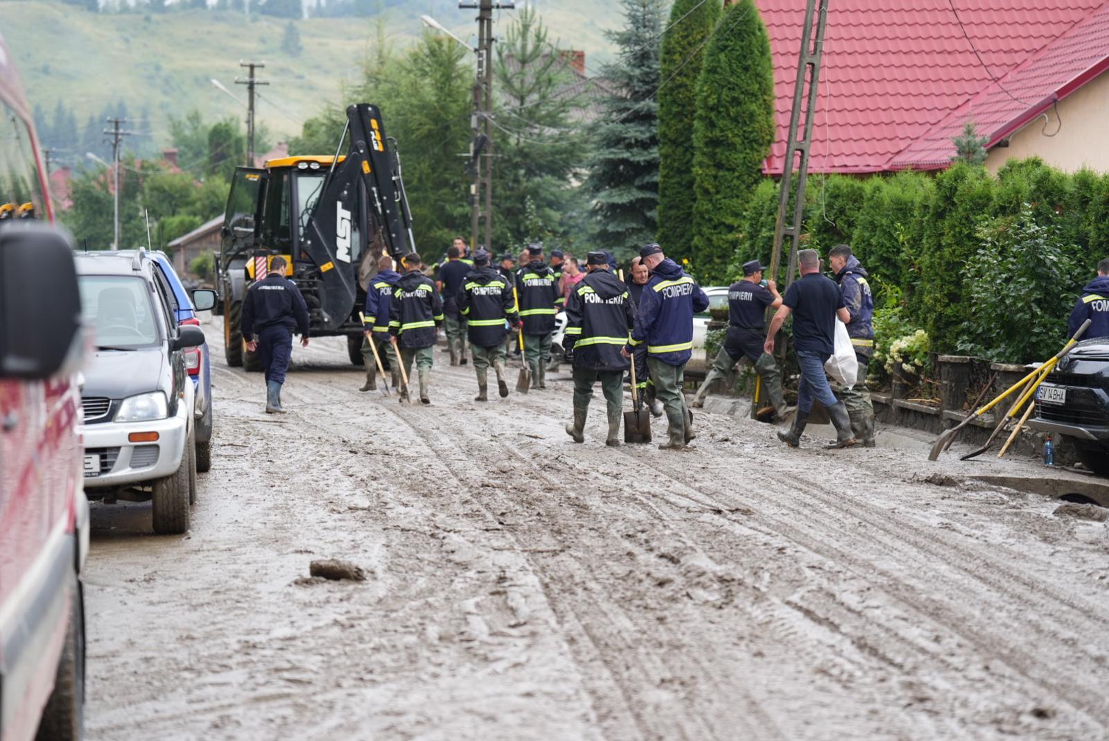 Arafat, despre ajutoarele aprobate în şedinţa de Guvern: Peste 680 de case afectate în judeţul Suceava, 41 distruse în totalitate / 170 de case afectate în judeţu Neamţ / Valoarea ajutoarelor / Peste 300 de pompieri, încă în zonă