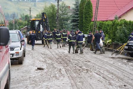Arafat, despre ajutoarele aprobate în şedinţa de Guvern: Peste 680 de case afectate în judeţul Suceava, 41 distruse în totalitate / 170 de case afectate în judeţul Neamţ / Valoarea ajutoarelor / Peste 300 de pompieri, încă în zonă
