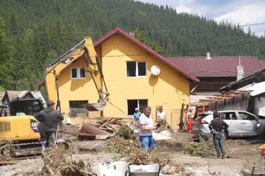 Sinistraţii din judeţele Suceava şi Neamţ vor primi ajutoarele pe bază de borderouri vizate de primari şi prefecţi, fără ca beneficiarii să depună cerere / 30 de milioane din Fondul de rezervă