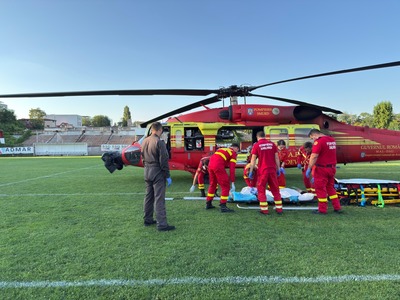 UPDATE - Un copil de opt ani şi mama lui, cetăţeni români, răniţi într-un accident rutier produs în Bulgaria, transferaţi de urgenţă la Bucureşti cu un elicopter Black Hawk