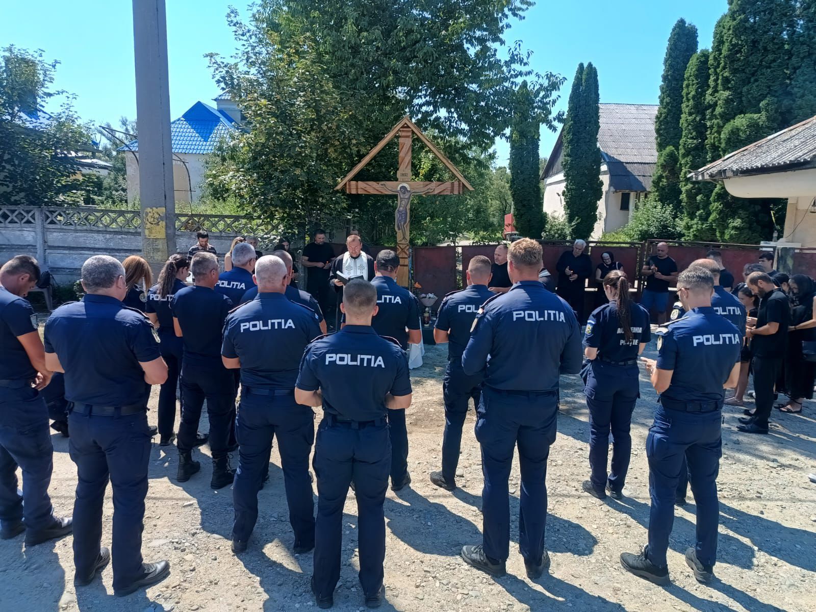 Maramureş: Troiţă în memoria celor doi tineri poliţişti care au murit, în urmă cu un an, într-un accident rutier la Târgu Lăpuş - FOTO
