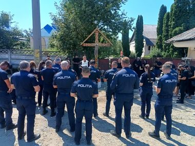 Maramureş: Troiţă în memoria celor doi tineri poliţişti care au murit, în urmă cu un an, într-un accident rutier la Târgu Lăpuş - FOTO