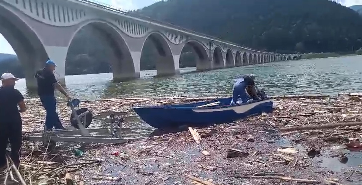 Prefectura Neamţ anunţă că forţele care intervin pentru curăţarea lacului de acumulare Izvorul Muntelui - Bicaz, în urma inundaţiilor, sunt suplimentate/ Luni se deschide o a treia rampă de colectare - VIDEO