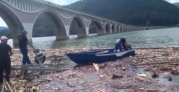 Prefectura Neamţ anunţă că forţele care intervin pentru curăţarea lacului de acumulare Izvorul Muntelui - Bicaz, în urma inundaţiilor, sunt suplimentate/ Luni se deschide o a treia rampă de colectare - VIDEO