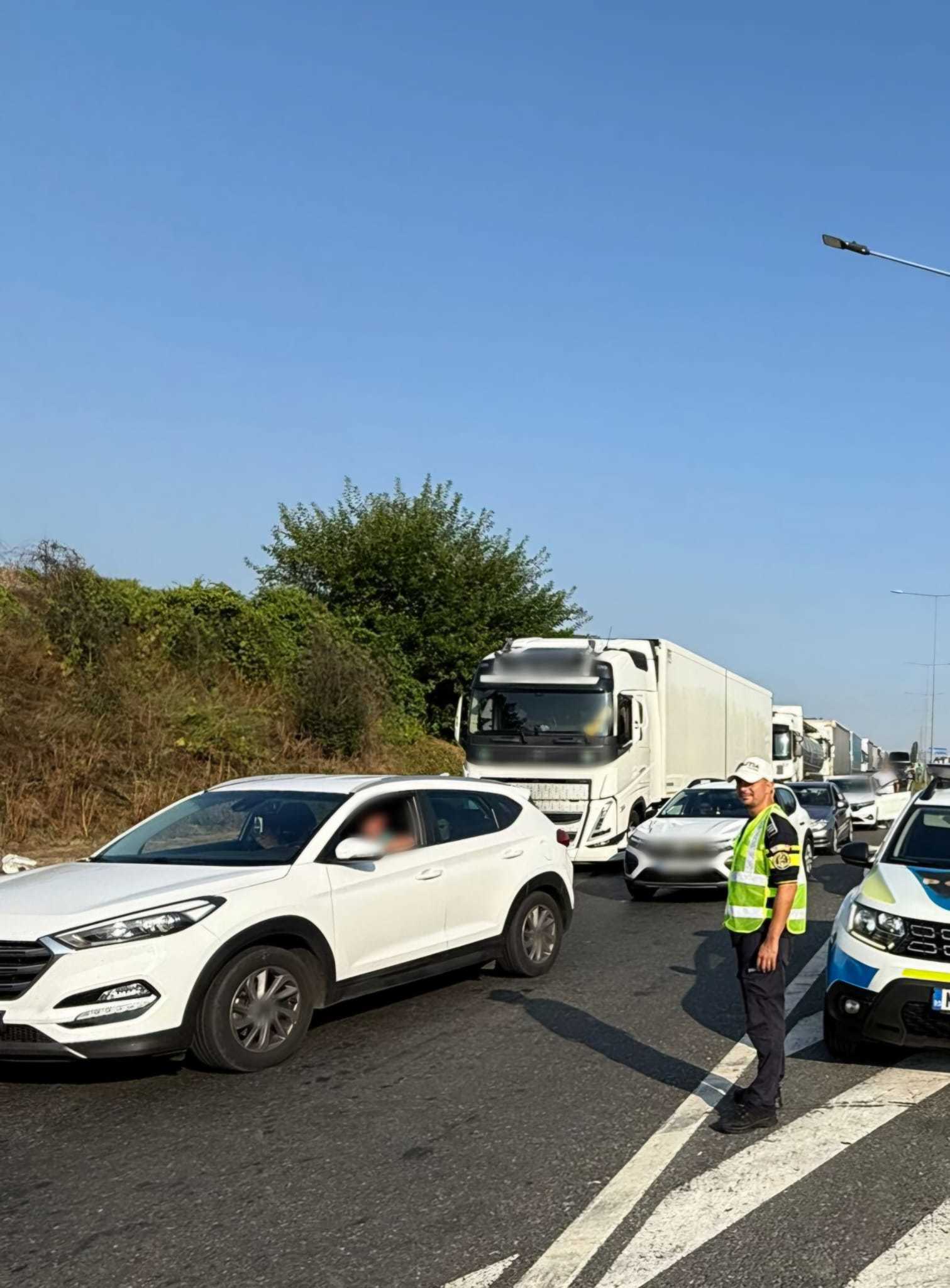 Aglomeraţie pe podul de la punctul de trecere a frontierei Giurgiu-Ruse. Poliţia recomandă celor care trec în Bulgaria să aleagă rute alternative