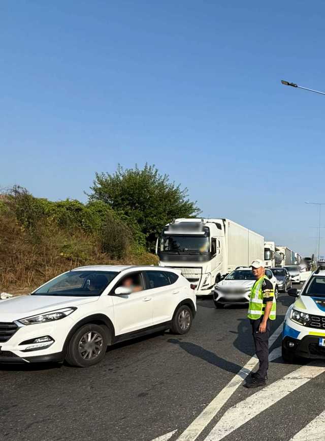 Aglomeraţie pe podul de la punctul de trecere a frontierei Giurgiu-Ruse. Poliţia recomandă celor care trec în Bulgaria să aleagă rute alternative