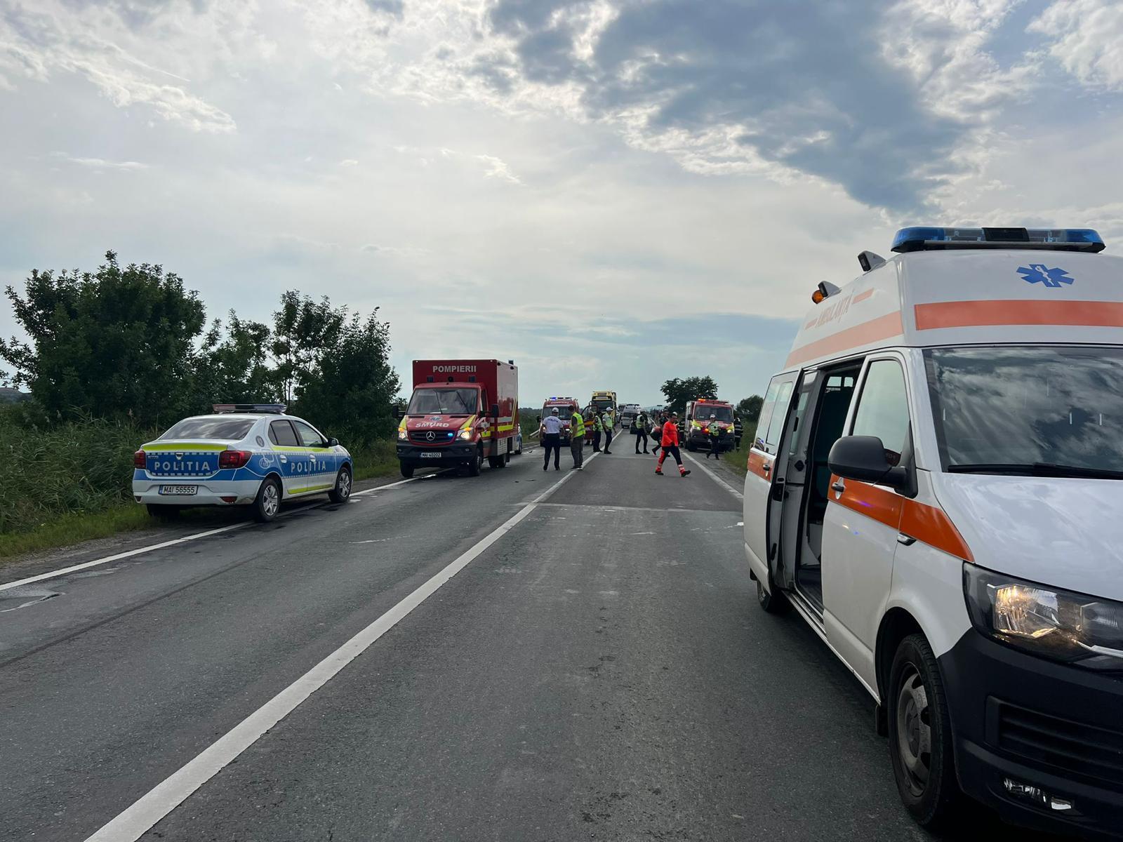 UPDATE - Sibiu: Planul Roşu de Intervenţie, activat în urma unui accident rutier în care au fost implicate un microbuz şi un autoturism/ Trei persoane, transportate la spital - FOTO, VIDEO