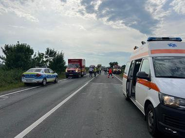 UPDATE - Sibiu: Planul Roşu de Intervenţie, activat în urma unui accident rutier în care au fost implicate un microbuz şi un autoturism/ Trei persoane, transportate la spital/ Cum s-a produs evenimentul - FOTO, VIDEO
