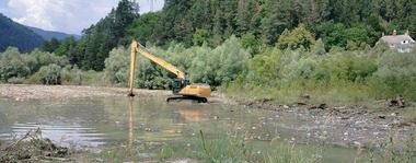 Neamţ: Stare de alertă în comuna Borca după inundaţiile de weekend-ul trecut / Cantităţi uriaşe de deşeuri acumulate în râul Bistriţa, existând pericol pentru populaţie / Suspiciuni privind prezenţa deşeurilor biologice