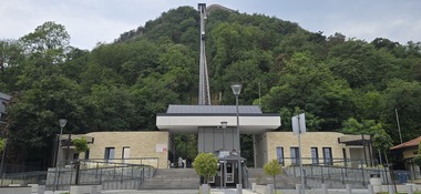 Telecabina care urcă spre Cetatea Deva este din nou funcţională începând de marţi/ O lungă perioadă, ascensorul nu a funcţionat, din cauza unor probleme tehnice/ Cât costă şi care este programul zilnic de funcţionare