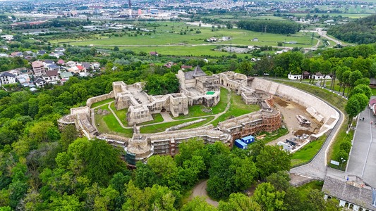 Preşedintele CJ Suceava a anunţat că încep lucrările pentru eliminarea infiltraţiilor de apă la Cetatea de Scaun a Sucevei/ Şoldan: Fără aceste lucrări, în doar câţiva ani, am putea ajunge în faţa unui risc real de prăbuşire a unor părţi din cetate