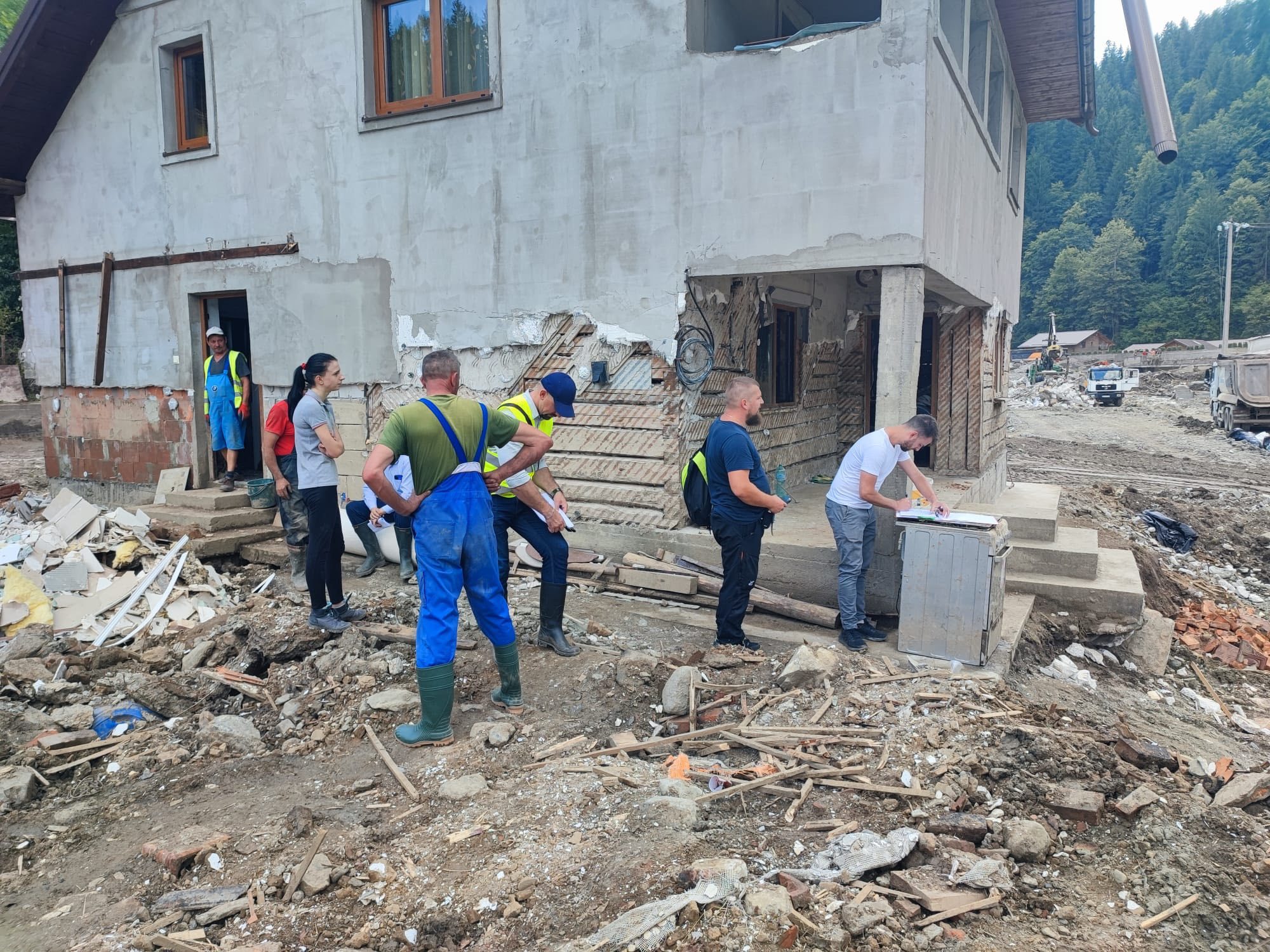 Preşedintele Consiliului Judeţean Suceava anunţă că reţeaua de alimentare cu apă potabilă a oraşului Broşteni este din nou funcţională / Oraşul, deschis circulaţiei 