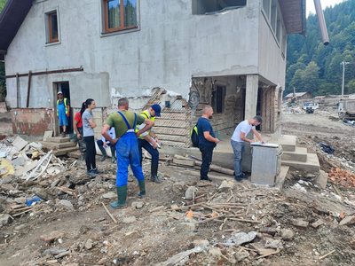 Preşedintele Consiliului Judeţean Suceava anunţă că reţeaua de alimentare cu apă potabilă a oraşului Broşteni este din nou funcţională / Oraşul, deschis circulaţiei



