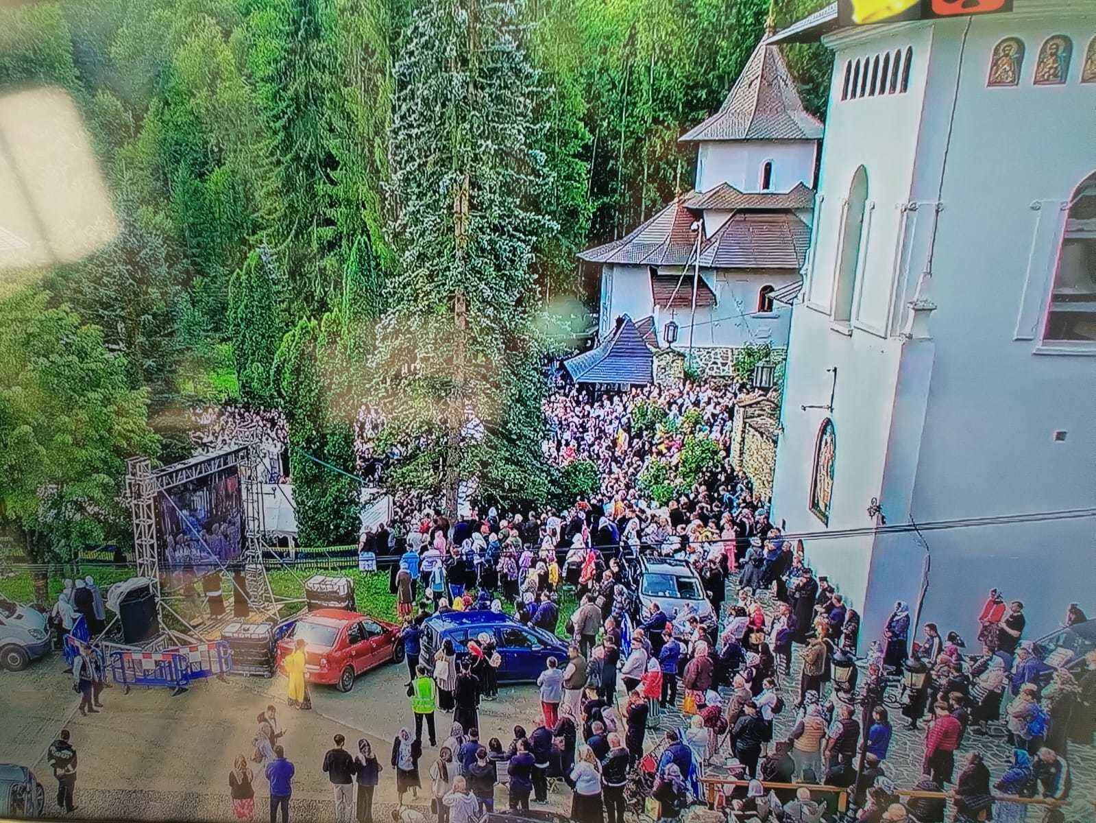 Neamţ: Zeci de pelerini care asistă la slujba de canonizare a Sfinţilor Paisie şi Cleopa au avut nevoie de îngrijiri medicale/ Printre pacienţi se numără şi copii/ Trei persoane, duse la spital - FOTO