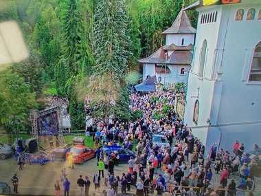 Neamţ: Zeci de pelerini care asistă la slujba de canonizare a Sfinţilor Paisie şi Cleopa au avut nevoie de îngrijiri medicale/ Printre pacienţi se numără şi copii/ Trei persoane, duse la spital - FOTO