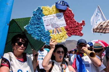 Sindicaliştii din educaţie anunţă că strâng semnături pentru abrogarea unor măsuri din Legea austerităţii: Este momentul ca întreaga clasă politică să înţeleagă că nu se mai poate face învăţământ european cu costuri dâmboviţene