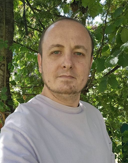 Andi Cârlan, binele de la ”Marius Nasta”. Deşi luptă cu o afecţiune gravă, găseşte timp să ofere sprijin pacienţilor. Despre medici: A vorbi despre nevoile neacoperite ale pacienţilor, mai ales în ţara lui ”avem de toate”, e un lucru fenomenal

