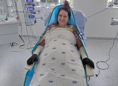 Pacienta internată în Spitalul Floreasca din Capitală, cu arsuri pe 70% din corp, şi transferată apoi în stare gravă la un spital din Belgia a reuşit să stea într-un fotoliu, fiind mutată cu ajutorul unui robot special/ Anunţul surorii sale